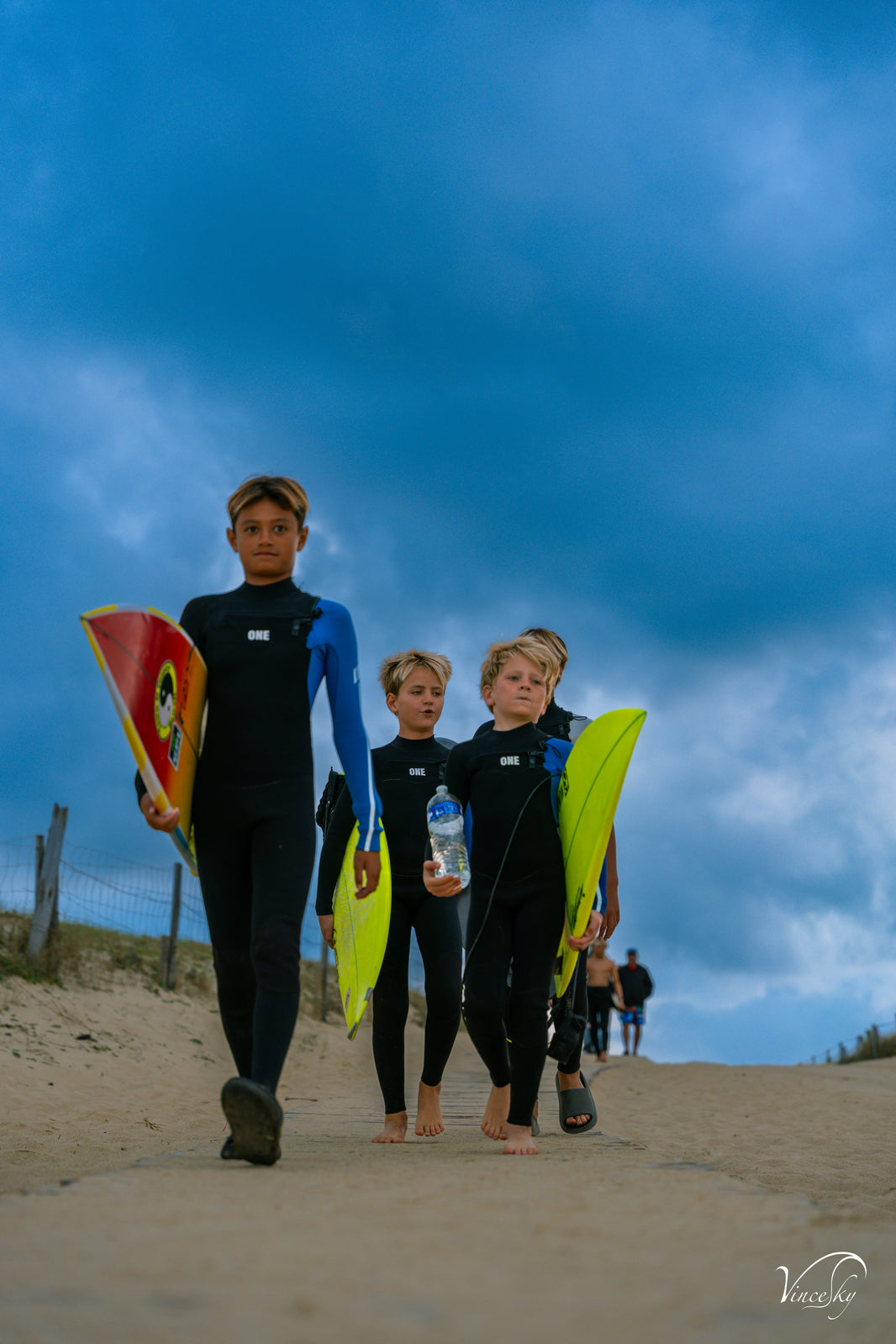 Comment choisir une combinaison de surf pour un enfant ?